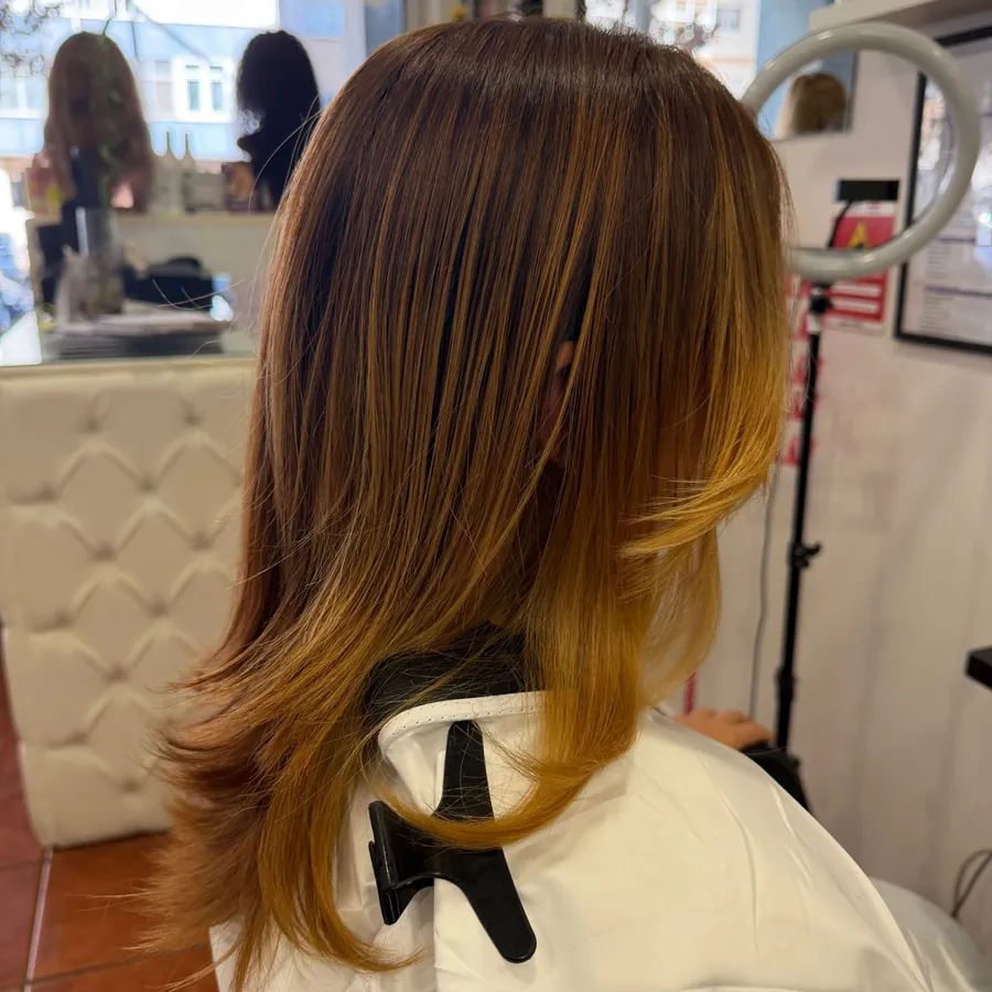 Coloração com pontas iluminadas feita na Autoestima