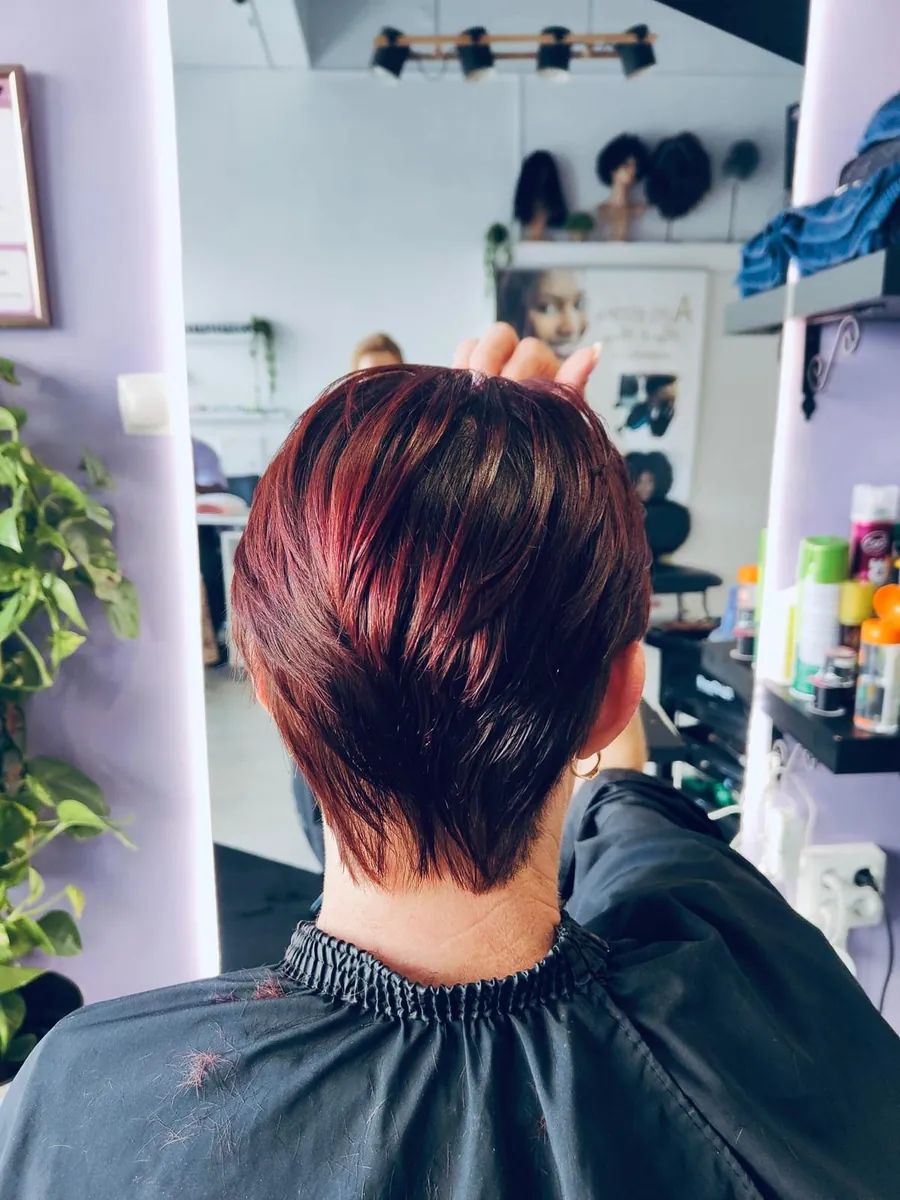 Corte feminino curto com reflexos avermelhados