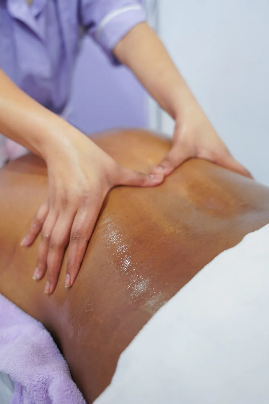 Massagem relaxante às costas na cabine da Autoestima